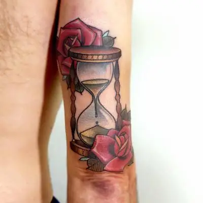 Ariane - Tatouage Nantes - hourglass roses flowers