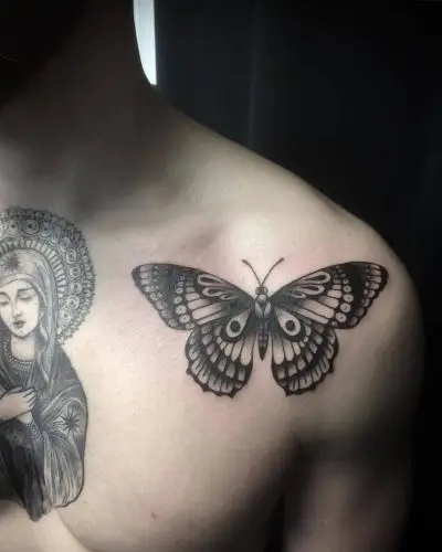 Monpierre - Tatouage Nantes - traditionaltattoo mothtattoo blackworktattoo