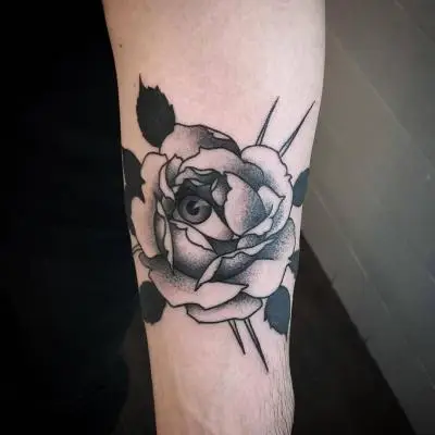 Monpierre - Tatouage Nantes - artoftheday rosetattoo blackworktattoo