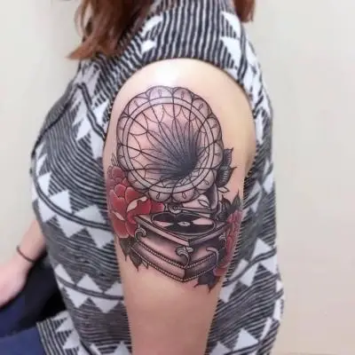 Ariane - Tatouage Nantes - phonograph gramophone roses