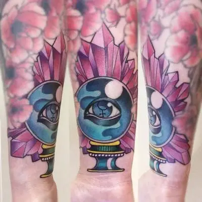 Ariane - Tatouage Nantes - Stone amethyst crystalball