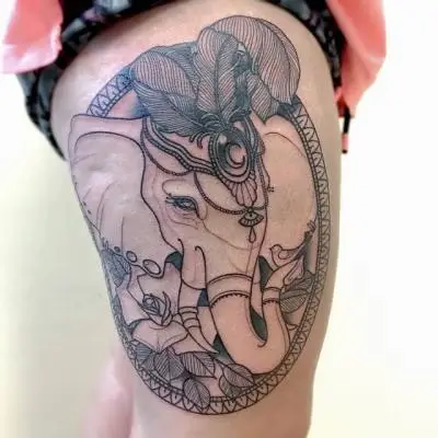 Ariane - Tatouage Nantes - elephant feathers stone