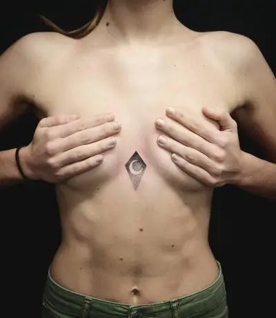 Monpierre - Tatouage Nantes - moon moontattoo dotwork