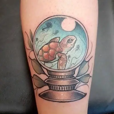 Ariane - Tatouage Nantes - turtle babyturtle crystalball