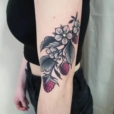 Ariane - Tatouage Nantes - raspberry raspberrytattoo vegetaltattoo