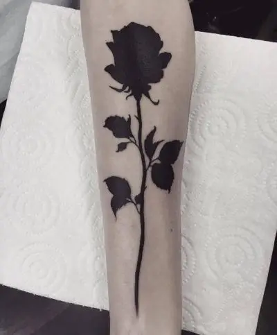 Ornela - Tatouage Nantes - tattoo tattooartist rosesilhouette