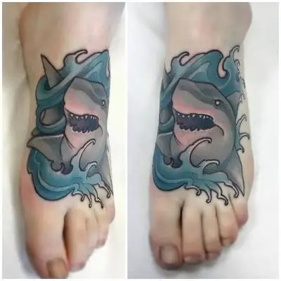 Ariane - Tatouage Nantes - shark waves foottattoo